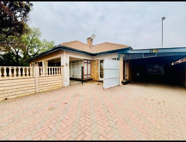3 BEDROOM HOUSE FOR SALE IN VANDERBIJLPARK CE 2
